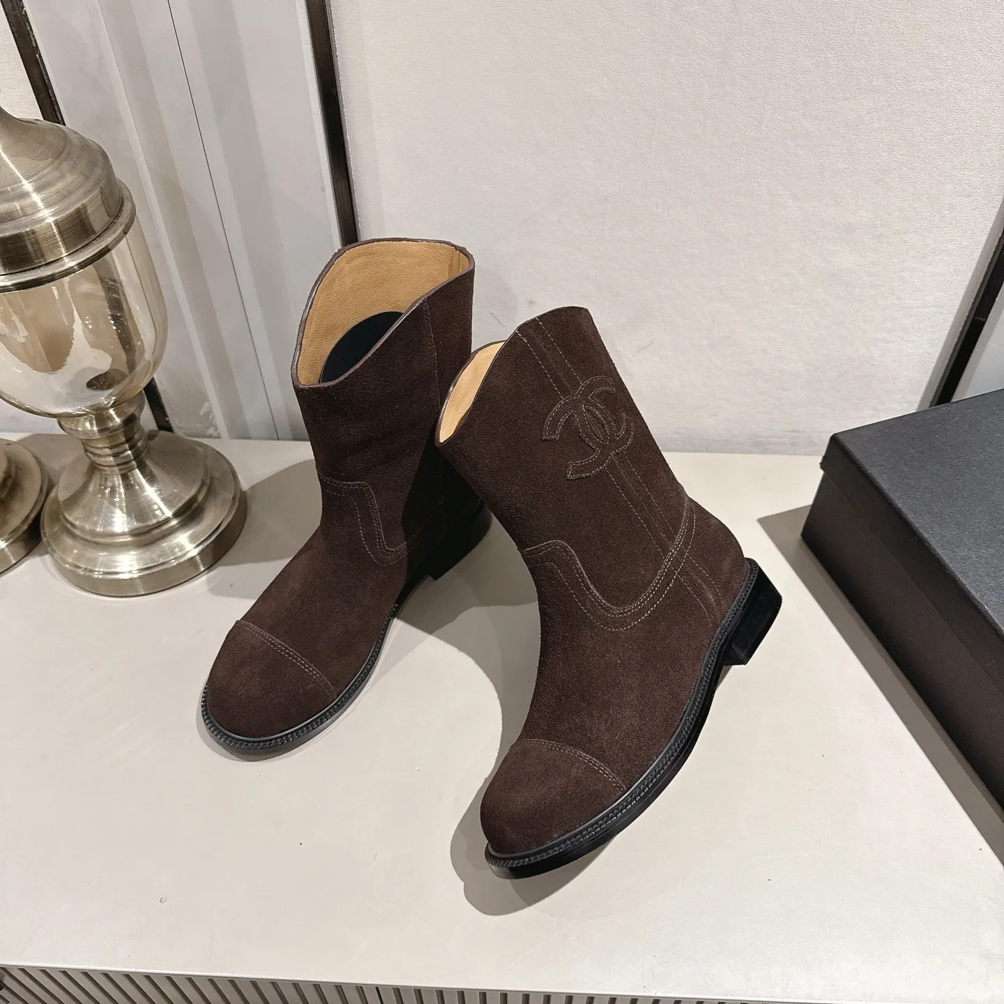 👟👟Ex-factory price 540👟👟 (Top version) CHANEL Chanel* Xiaoxiang new autumn and winter letter knight boots. This knight boot is really a representative of handsome fashion. The boots are decorated with Chanel letters, low-key yet luxurious! Simple, fashionable, individual and grand! The natural and smooth beauty has a beauty that is stunning in time. You should also show off your long legs in winter ~ Upper: imported calfskin Lining: water-dyed cowhide lining Heel height: about 3cm Size: 35-39 (40, 41 customization is not returnable)